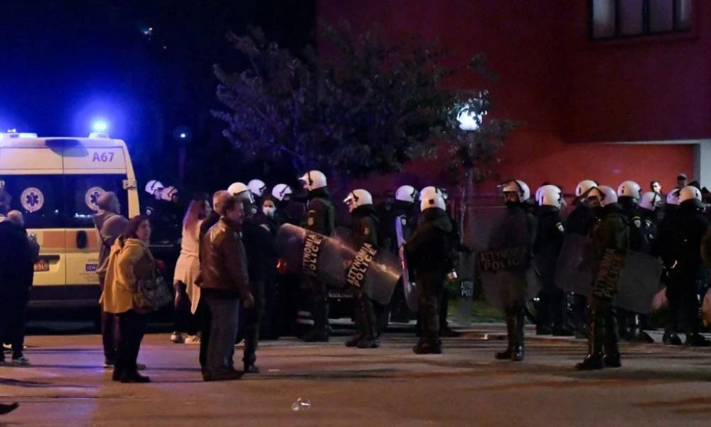 Επεισόδια Ρέντη: Πολλοί γονείς έξω από το Αλλοδαπών έπειτα από τις προσαγωγές 424 ατόμων στο γήπεδο